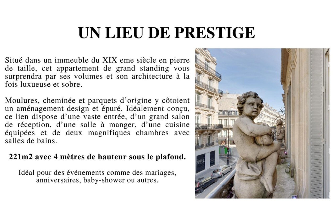 Une statue en pierre orne un balcon avec vue sur des immeubles anciens dans un environnement urbain.