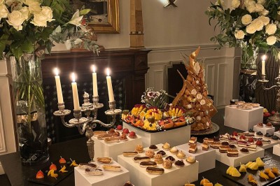 Miniature Location salle Paris 8 (Paris) - Le Loft Triangle d'Or Champs-Élysées #38 Image 1 : Un couple coupe un gâteau de mariage entouré d'invités et d'une table garnie de desserts. Image 2 : Salle de…