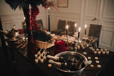 Miniature Location salle Paris 8 (Paris) - Le Loft Triangle d'Or Champs-Élysées #41 Image 1 : Un couple coupe un gâteau de mariage entouré d'invités et d'une table garnie de desserts. Image 2 : Salle de…