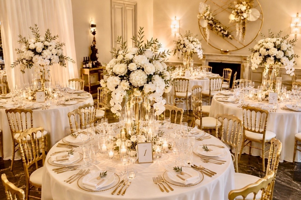 Location salle Paris 8 (Paris) - Le Loft Triangle d'Or Champs-Élysées #45 Salle de réception élégante avec tables rondes décorées de fleurs blanches, vaisselle raffinée et chaises dorées.