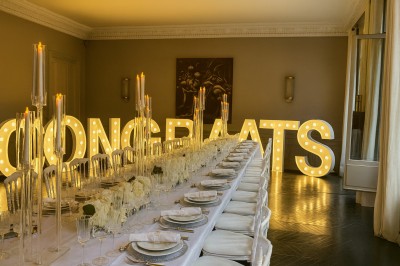 Miniature Location salle Paris 8 (Paris) - Le Loft Triangle d'Or Champs-Élysées #46 Image 1 : Un couple coupe un gâteau de mariage entouré d'invités et d'une table garnie de desserts. Image 2 : Salle de…