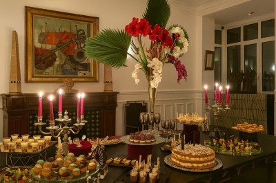 Miniature Location salle Paris 8 (Paris) - Le Loft Triangle d'Or Champs-Élysées #47 Image 1 : Un couple coupe un gâteau de mariage entouré d'invités et d'une table garnie de desserts. Image 2 : Salle de…