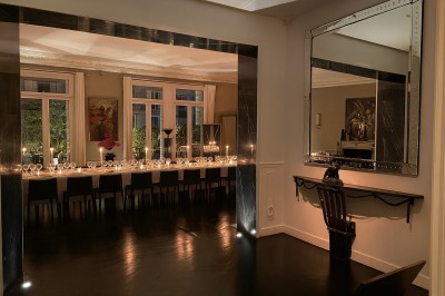 Miniature Location salle Paris 8 (Paris) - Le Loft Triangle d'Or Champs-Élysées #48 Image 1 : Un couple coupe un gâteau de mariage entouré d'invités et d'une table garnie de desserts. Image 2 : Salle de…