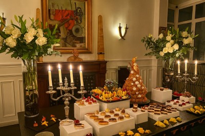 Miniature Location salle Paris 8 (Paris) - Le Loft Triangle d'Or Champs-Élysées #49 Image 1 : Un couple coupe un gâteau de mariage entouré d'invités et d'une table garnie de desserts. Image 2 : Salle de…