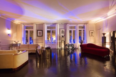 Miniature Location salle Paris 8 (Paris) - Le Loft Triangle d'Or Champs-Élysées #29 Image 1 : Un couple coupe un gâteau de mariage entouré d'invités et d'une table garnie de desserts. Image 2 : Salle de…