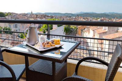 Table de réception élégamment dressée avec menu, verres, et centre de table floral composé de roses rouges et blanches.