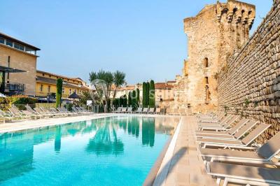 Table de réception élégamment dressée avec menu, verres, et centre de table floral composé de roses rouges et blanches.