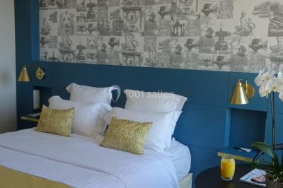 Table de réception élégamment dressée avec menu, verres, et centre de table floral composé de roses rouges et blanches.