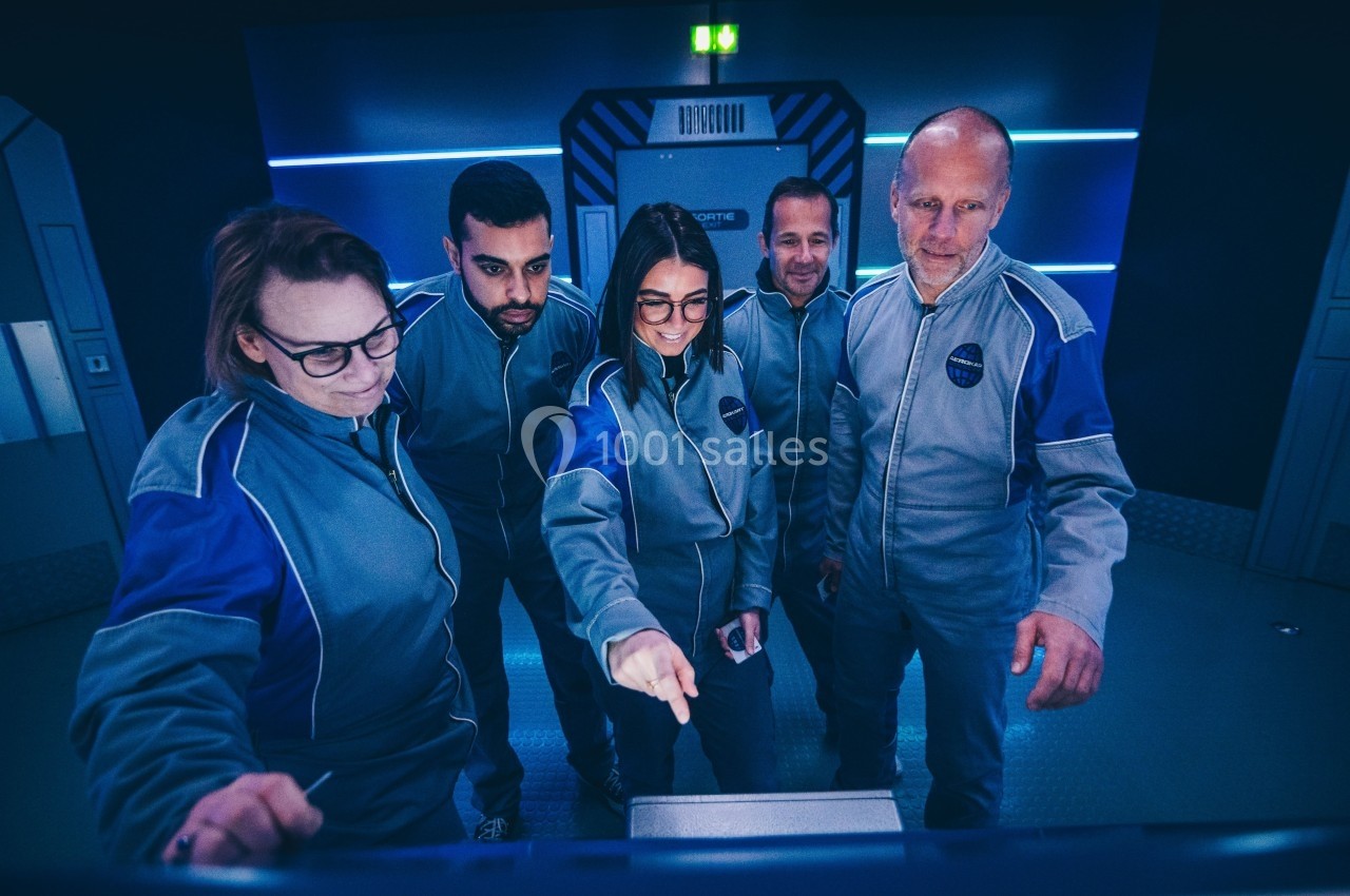 Un groupe de personnes en tenue uniforme observe et interagit avec un écran dans un environnement futuriste.