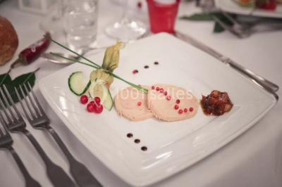 Intérieur élégant avec décorations classiques, horloge, miroir, fleurs et cage décorative dans une lumière tamisée.