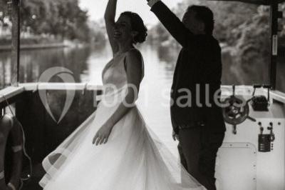Intérieur élégant avec décorations classiques, horloge, miroir, fleurs et cage décorative dans une lumière tamisée.