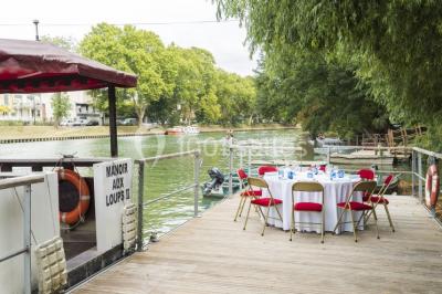 Intérieur élégant avec décorations classiques, horloge, miroir, fleurs et cage décorative dans une lumière tamisée.
