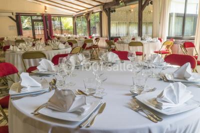Intérieur élégant avec décorations classiques, horloge, miroir, fleurs et cage décorative dans une lumière tamisée.