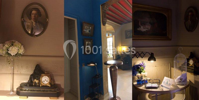 Intérieur élégant avec décorations classiques, horloge, miroir, fleurs et cage décorative dans une lumière tamisée.