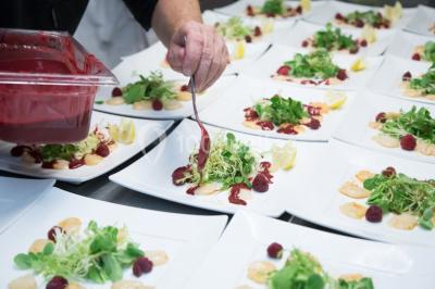Intérieur élégant avec décorations classiques, horloge, miroir, fleurs et cage décorative dans une lumière tamisée.