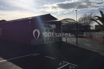 Miniature Location salle Villeneuve-lès-Maguelone (Hérault) - Salle de la Maguelone #13 Table en inox avec étagère inférieure dans une cuisine professionnelle équipée de fours et d'équipements.