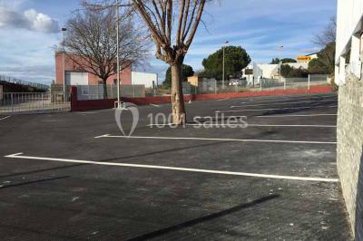 Miniature Location salle Villeneuve-lès-Maguelone (Hérault) - Salle de la Maguelone #12 Table en inox avec étagère inférieure dans une cuisine professionnelle équipée de fours et d'équipements.