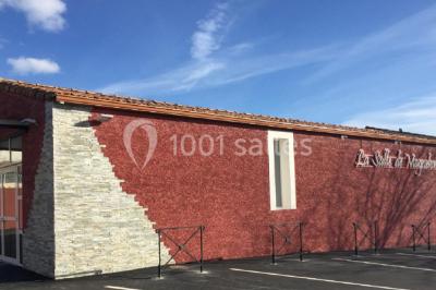 Miniature Location salle Villeneuve-lès-Maguelone (Hérault) - Salle de la Maguelone #11 Table en inox avec étagère inférieure dans une cuisine professionnelle équipée de fours et d'équipements.