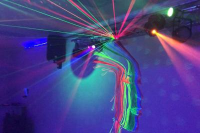 Miniature Location salle Villeneuve-lès-Maguelone (Hérault) - Salle de la Maguelone #10 Table en inox avec étagère inférieure dans une cuisine professionnelle équipée de fours et d'équipements.