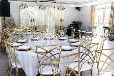 Miniature Location salle Villeneuve-lès-Maguelone (Hérault) - Salle de la Maguelone #1 Table en inox avec étagère inférieure dans une cuisine professionnelle équipée de fours et d'équipements.