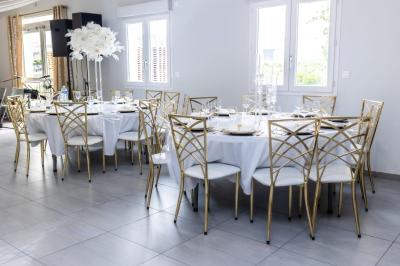 Miniature Location salle Villeneuve-lès-Maguelone (Hérault) - Salle de la Maguelone #2 Table en inox avec étagère inférieure dans une cuisine professionnelle équipée de fours et d'équipements.