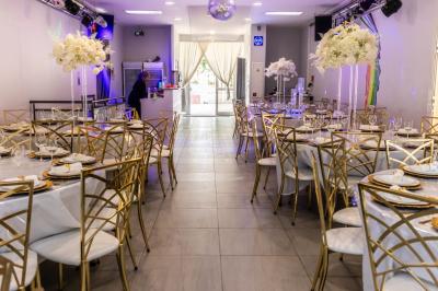 Miniature Location salle Villeneuve-lès-Maguelone (Hérault) - Salle de la Maguelone #4 Table en inox avec étagère inférieure dans une cuisine professionnelle équipée de fours et d'équipements.