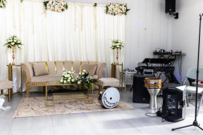 Miniature Location salle Villeneuve-lès-Maguelone (Hérault) - Salle de la Maguelone #6 Table en inox avec étagère inférieure dans une cuisine professionnelle équipée de fours et d'équipements.