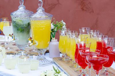 Miniature Location salle Villeneuve-lès-Maguelone (Hérault) - Salle de la Maguelone #8 Table en inox avec étagère inférieure dans une cuisine professionnelle équipée de fours et d'équipements.