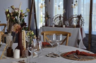 Chambre d'hôtel moderne avec lit double, salle de bain vitrée, lavabo double et lumière naturelle.