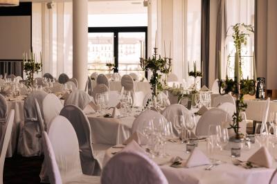 Chambre d'hôtel moderne avec lit double, salle de bain vitrée, lavabo double et lumière naturelle.