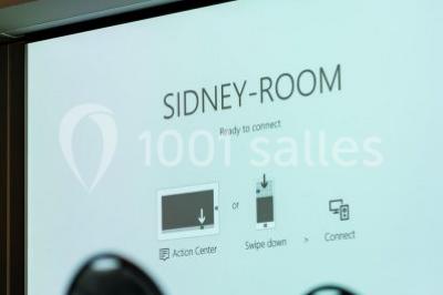 Miniature Location salle Nivelles (Brabant wallon) - Hôtel Nivelles Sud #7 Bornes de recharge électriques Tesla alignées sur un parking, entourées de végétation et de voitures en arrière-plan.