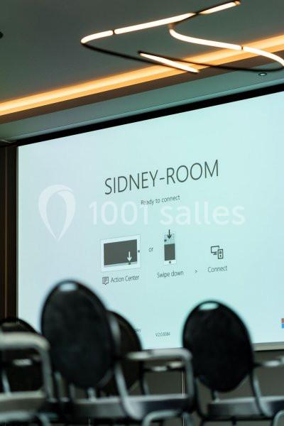 Location salle Nivelles (Brabant wallon) - Hôtel Nivelles Sud #7 Écran de présentation dans une salle de réunion, affichant des instructions de connexion pour des appareils.