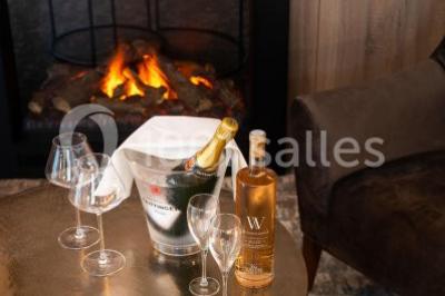 Miniature Location salle Nivelles (Brabant wallon) - Hôtel Nivelles Sud #12 Bornes de recharge électriques Tesla alignées sur un parking, entourées de végétation et de voitures en arrière-plan.