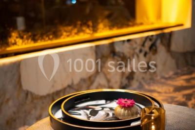 Miniature Location salle Nivelles (Brabant wallon) - Hôtel Nivelles Sud #18 Bornes de recharge électriques Tesla alignées sur un parking, entourées de végétation et de voitures en arrière-plan.