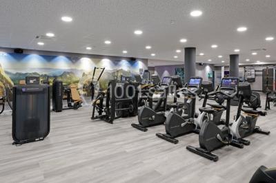 Miniature Location salle Nivelles (Brabant wallon) - Hôtel Nivelles Sud #23 Bornes de recharge électriques Tesla alignées sur un parking, entourées de végétation et de voitures en arrière-plan.