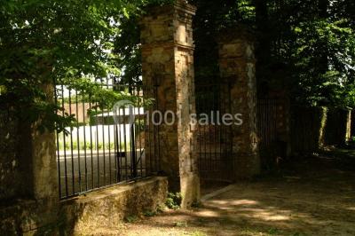 Deux roulottes rouges avec portes vertes, posées sur un terrain herbeux devant des arbres en automne.