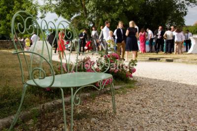 Deux roulottes rouges avec portes vertes, posées sur un terrain herbeux devant des arbres en automne.