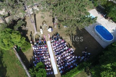 Deux roulottes rouges avec portes vertes, posées sur un terrain herbeux devant des arbres en automne.