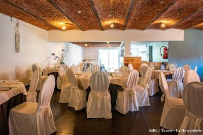 Miniature Location salle Comines (Nord) - La Howarderie #46 Un couple danse au centre d'une salle éclairée, entouré d'invités assis à des tables.