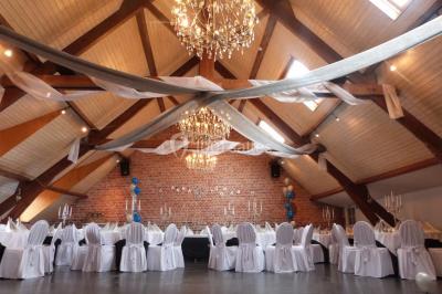 Miniature Location salle Comines (Nord) - La Howarderie #20 Un couple danse au centre d'une salle éclairée, entouré d'invités assis à des tables.