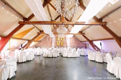 Miniature Location salle Comines (Nord) - La Howarderie #19 Un couple danse au centre d'une salle éclairée, entouré d'invités assis à des tables.