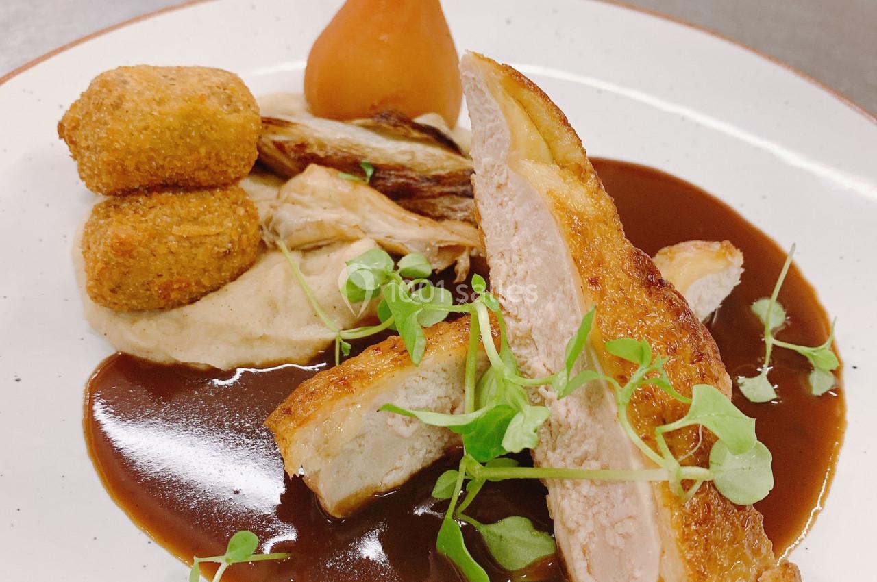 Assiette gastronomique avec suprême de volaille, croquettes, purée, poire pochée, sauce brune et jeunes pousses.
