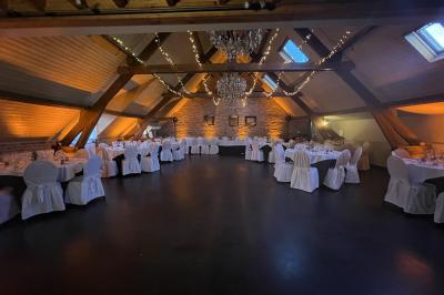 Miniature Location salle Comines (Nord) - La Howarderie #35 Un couple danse au centre d'une salle éclairée, entouré d'invités assis à des tables.
