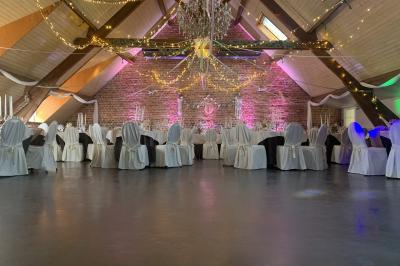 Miniature Location salle Comines (Nord) - La Howarderie #38 Un couple danse au centre d'une salle éclairée, entouré d'invités assis à des tables.