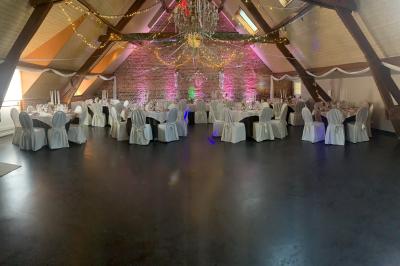 Miniature Location salle Comines (Nord) - La Howarderie #39 Un couple danse au centre d'une salle éclairée, entouré d'invités assis à des tables.