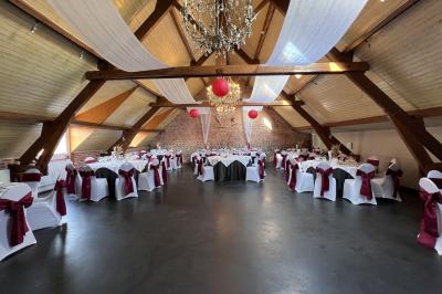 Miniature Location salle Comines (Nord) - La Howarderie #41 Un couple danse au centre d'une salle éclairée, entouré d'invités assis à des tables.