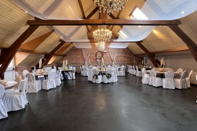 Miniature Location salle Comines (Nord) - La Howarderie #30 Un couple danse au centre d'une salle éclairée, entouré d'invités assis à des tables.