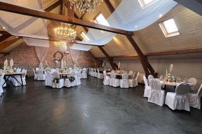 Miniature Location salle Comines (Nord) - La Howarderie #29 Un couple danse au centre d'une salle éclairée, entouré d'invités assis à des tables.