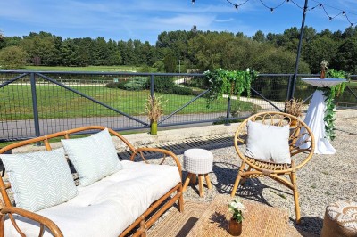 Salle de bain moderne avec lavabo, miroir, toilettes suspendues et douche en arrière-plan.