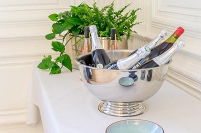 Miniature Location salle Nantes (Loire-Atlantique) - Manoir de Procé #15 Plantes d'intérieur variées dans des pots en verre et en métal doré, disposées sur une cheminée en marbre noir.